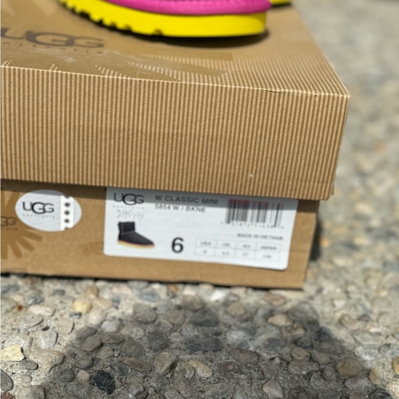 UGGs CLASSIC MINI- Brand New With Tags - Picture 5 of 5